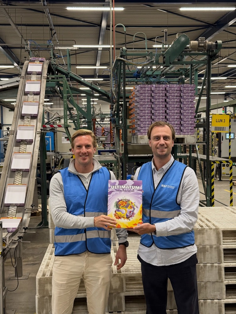 Paul en Abe in de fabriek in Nederland met de eerste doos Ultimatum