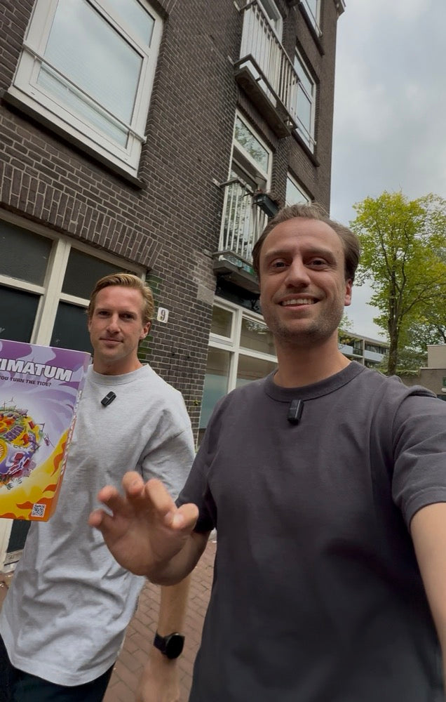 Paul en Abe op straat met de doos van Ultimatum